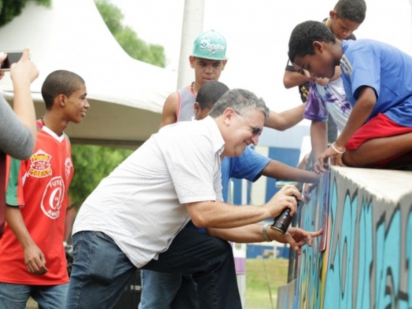 Prefeito Junior Finamore grafita na pista de skate.JPG