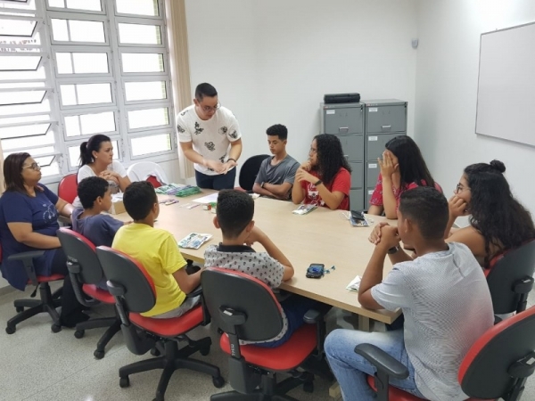 Prefeitura realiza reuniões em grupo auxiliando jovens e adolescentes (2).jpeg