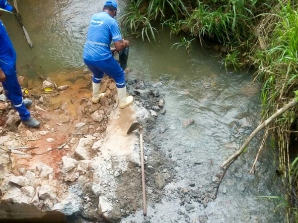 Retirada_de_placa_de_concreto_que_estava_obstruindo_o_curso_do_córrego__próximo_à_ponte_no_Engenho_Seco.jpg