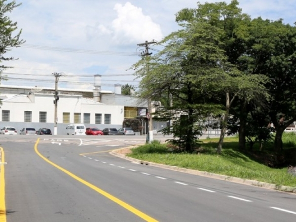 Sinalização viária na Estrada da Gruta 01.jpg