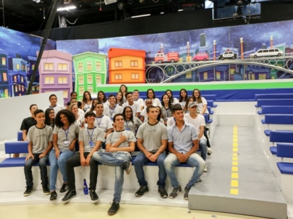 Alunos do PET Visitam SBT 03.jpg