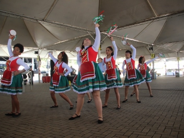 Dança Pisa da uva dia 20.JPG