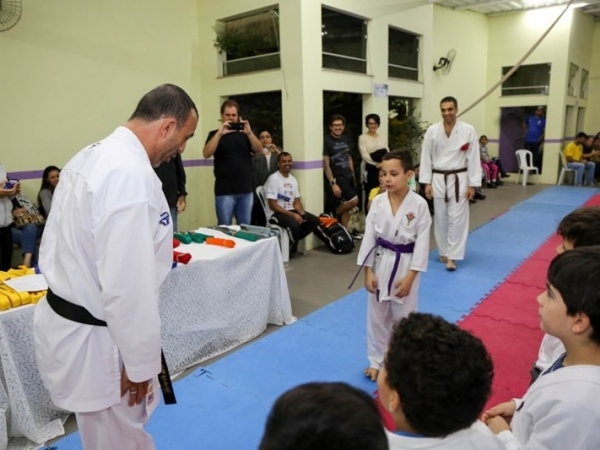 Troca de faixas Karate 02.jpg