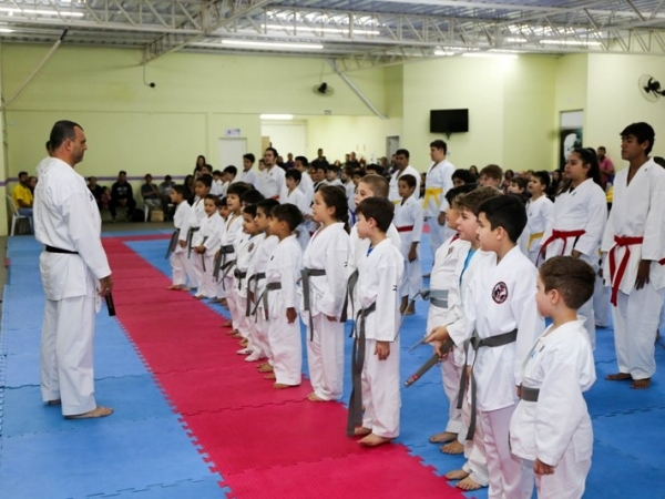 Troca de faixas Karate 01.jpg