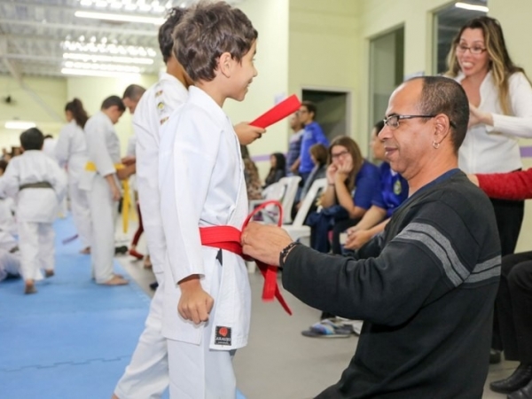 Troca de faixas Karate 04.jpg