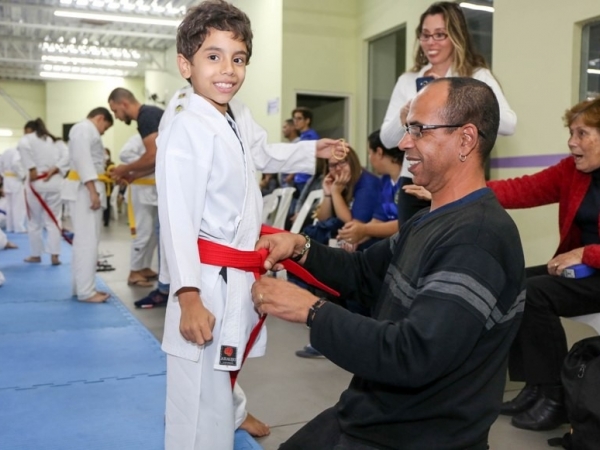 Troca de faixas Karate 03.jpg