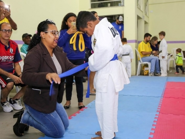 Troca de faixas Karate 05.jpg