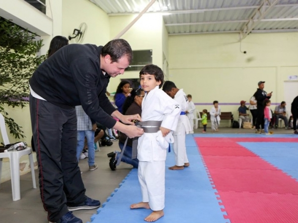 Troca de faixas Karate 06.jpg