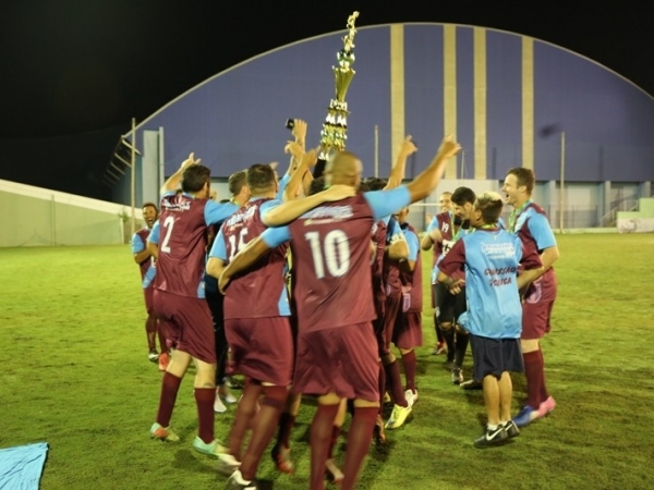 Vila Pasti recebe troféu de vencedor 02.jpg