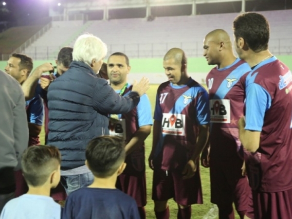 Vila Pasti recebe troféu de vencedor 08.jpg