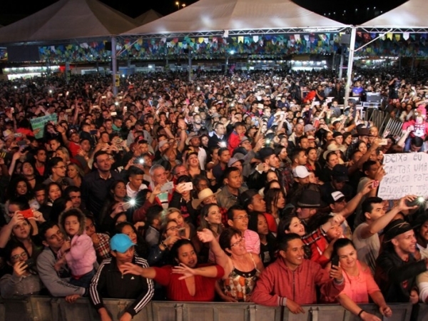 Festa_das_Tradições_Nordestinas_2018_-_Show_do_Mano_Walter_-_9-9-18_(1).JPG