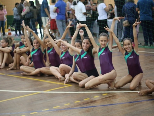 Torneio de ginástica artística reúne cerca de 250 alunos na Área de Lazer004.JPG