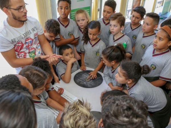 Mais de 600 estudantes participam de exposição interativa de ciência 002.jpg