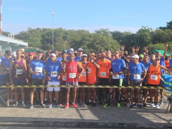 Corrida reúne cerca de 1.100 participantes e arrecada mais de 1 tonelada de alimentos 012.JPG