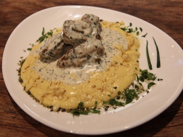 Tarantella Pizzaria e Restaurante -  Polenta de Milho Verde com Galinha ao molho de hortelã..jpg