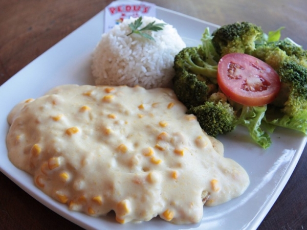 Pedus Restaurante - Filé de Frango  a Milanesa com Creme de Milho.jpg