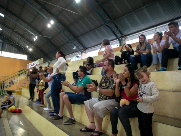 Geração 2 mil e Rezende são campeões do campeonato municipal de voleibol 012.jpg