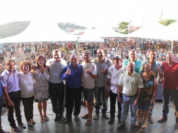 Autoridades inauguram espaço.JPG