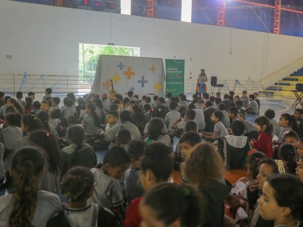 Alunos da Rede Municipal prestigiam apresentação teatral no CEIL Bairro 011.jpg