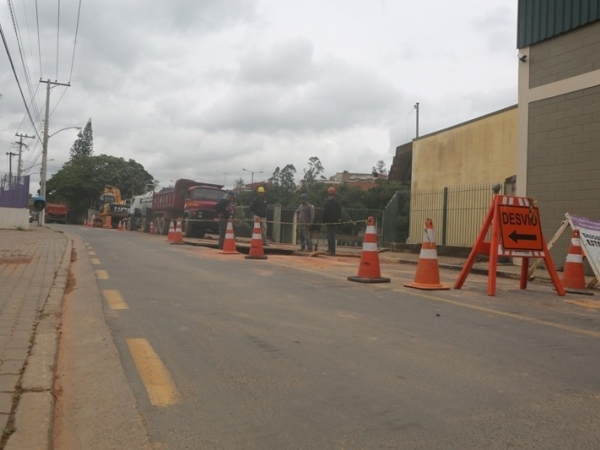 Prefeitura avança com instalação de novo coletor de esgoto no Santo Antonio 04.JPG