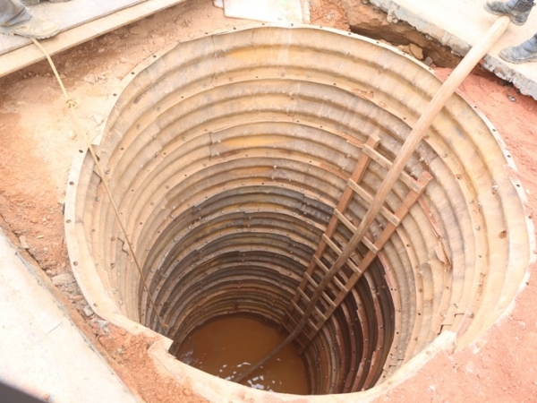 Prefeitura avança com instalação de novo coletor de esgoto no Santo Antonio 02.JPG