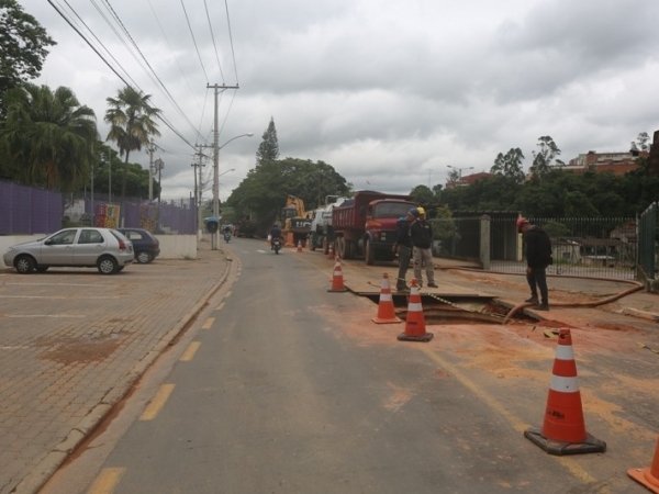 Prefeitura avança com instalação de novo coletor de esgoto no Santo Antonio 01.JPG