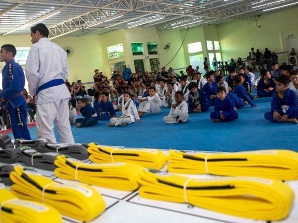 Centro de Excelência em Artes Marciais sedia troca de faixas de jiu-jítsu09.jpg