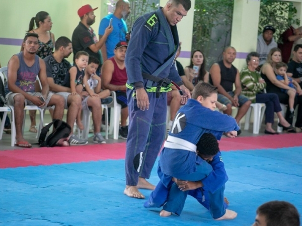 Centro de Excelência em Artes Marciais sedia troca de faixas de jiu-jítsu015.jpg