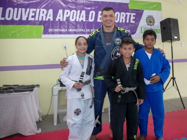 Centro de Excelência em Artes Marciais sedia troca de faixas de jiu-jítsu07.jpg