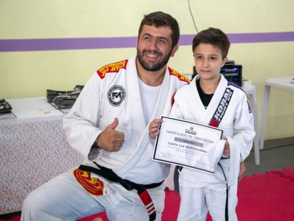 Centro de Excelência em Artes Marciais sedia troca de faixas de jiu-jítsu01.jpg