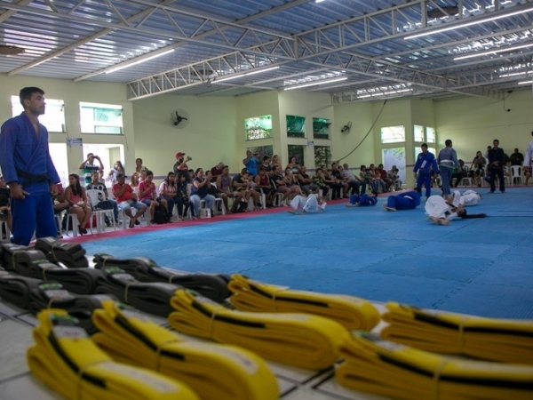 Centro de Excelência em Artes Marciais sedia troca de faixas de jiu-jítsu017.jpg