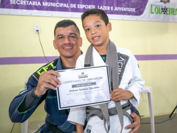 Centro de Excelência em Artes Marciais sedia troca de faixas de jiu-jítsu02.jpg