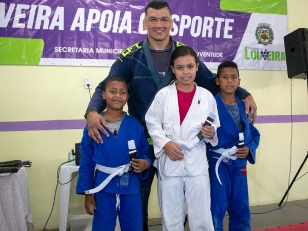 Centro de Excelência em Artes Marciais sedia troca de faixas de jiu-jítsu08.jpg