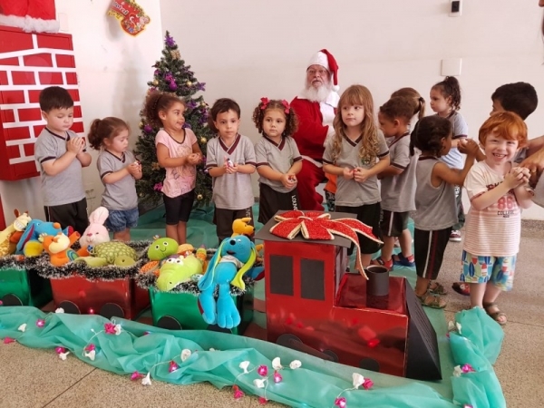 Alunos da rede municipal recebem visita do Papai Noel.jpeg