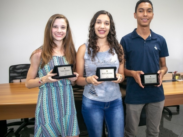 Prefeitura presta homenagem a estudantes que foram destaque em 01.jpg