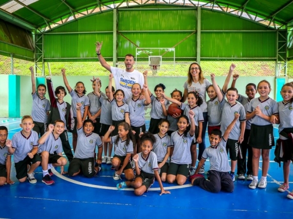 Prefeitura de Louveira firma convênio com campeã mundial de basquete Helen Luz (5).jpg