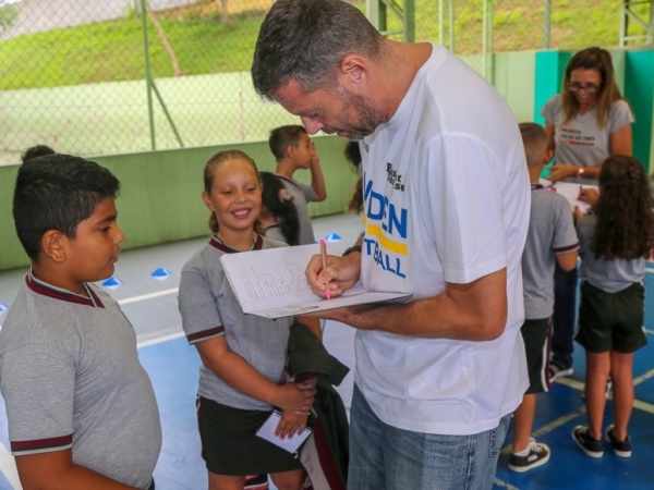 Prefeitura de Louveira firma convênio com campeã mundial de basquete Helen Luz (6).jpg