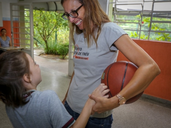 Prefeitura de Louveira firma convênio com campeã mundial de basquete Helen Luz (3).jpg