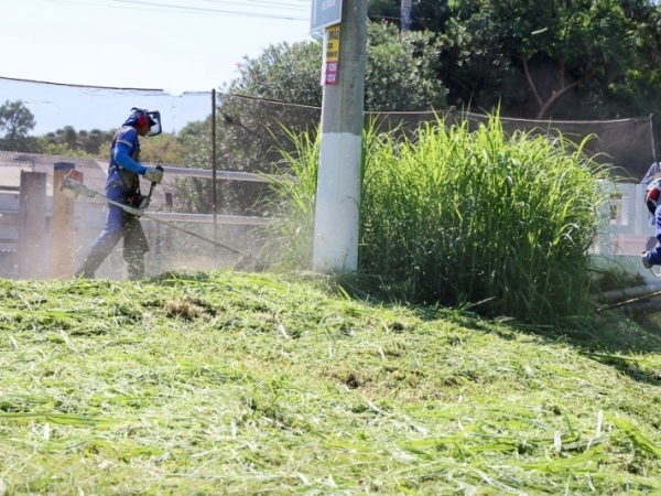 Secretaria Municipal de Serviços Públicos realiza limpeza e roçagem em áreas públicas para garantir segurança e lazer1.jpg