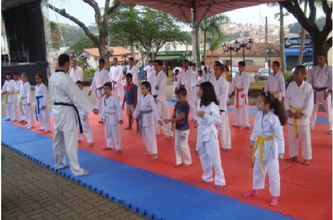 2ª Edição do Encontro de Artes Marciais - Lutando por Louveira, Lutando contra as drogas recebe dezenas de atletas