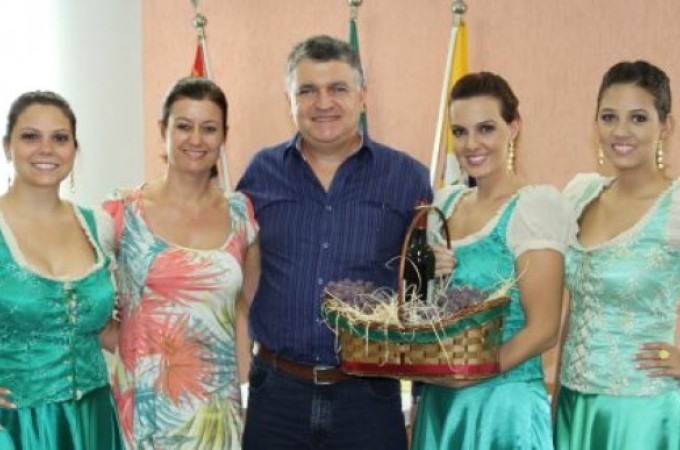 Prefeito de Louveira recebe promotoras da 52ª Festa da Uva de Vinhedo