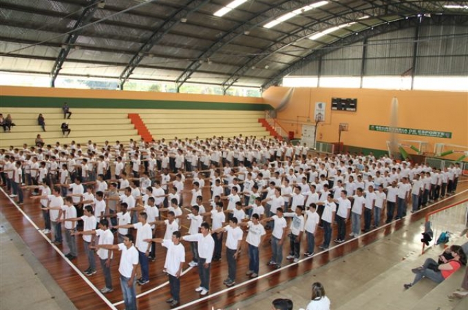 Jovens louveirenses fizeram o Juramento a Bandeira Nacional  na sexta, dia 06