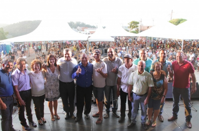 Autoridades inauguram espaço.JPG